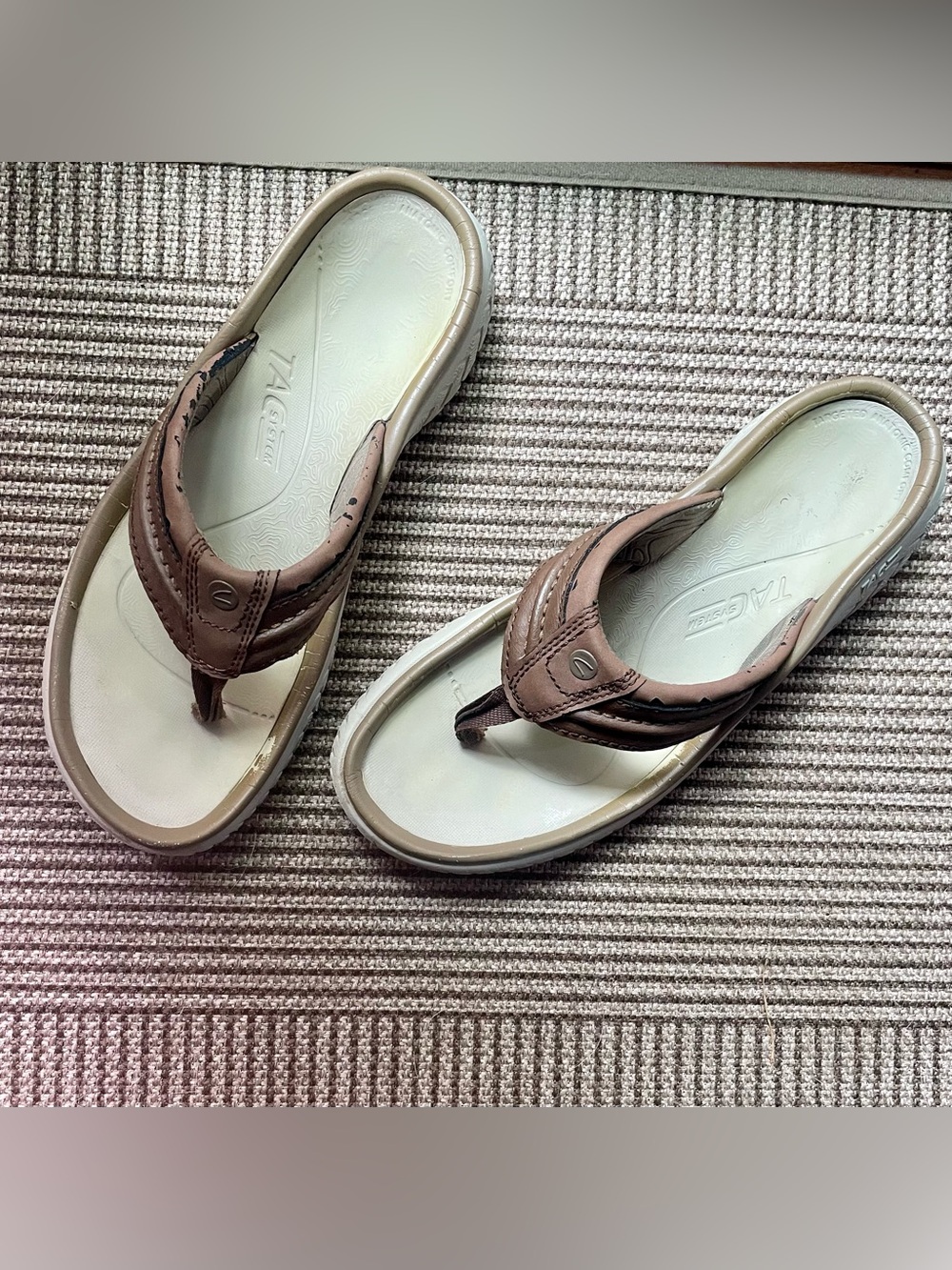 Clarks Brown Leather Thong Sandals with Cream Footbed - Picture 3 of 3